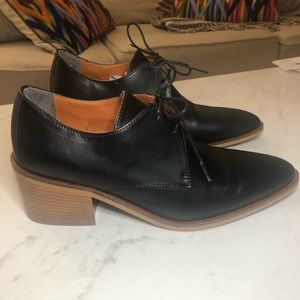 Everlane Heeled Oxford Size 7.0  Black Leather